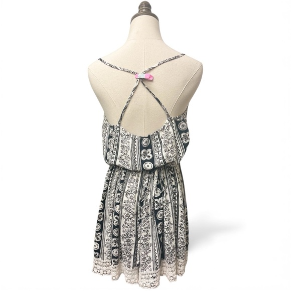 Abercrombie & Fitch Black and White Patterned Garment - Picture 5 of 6